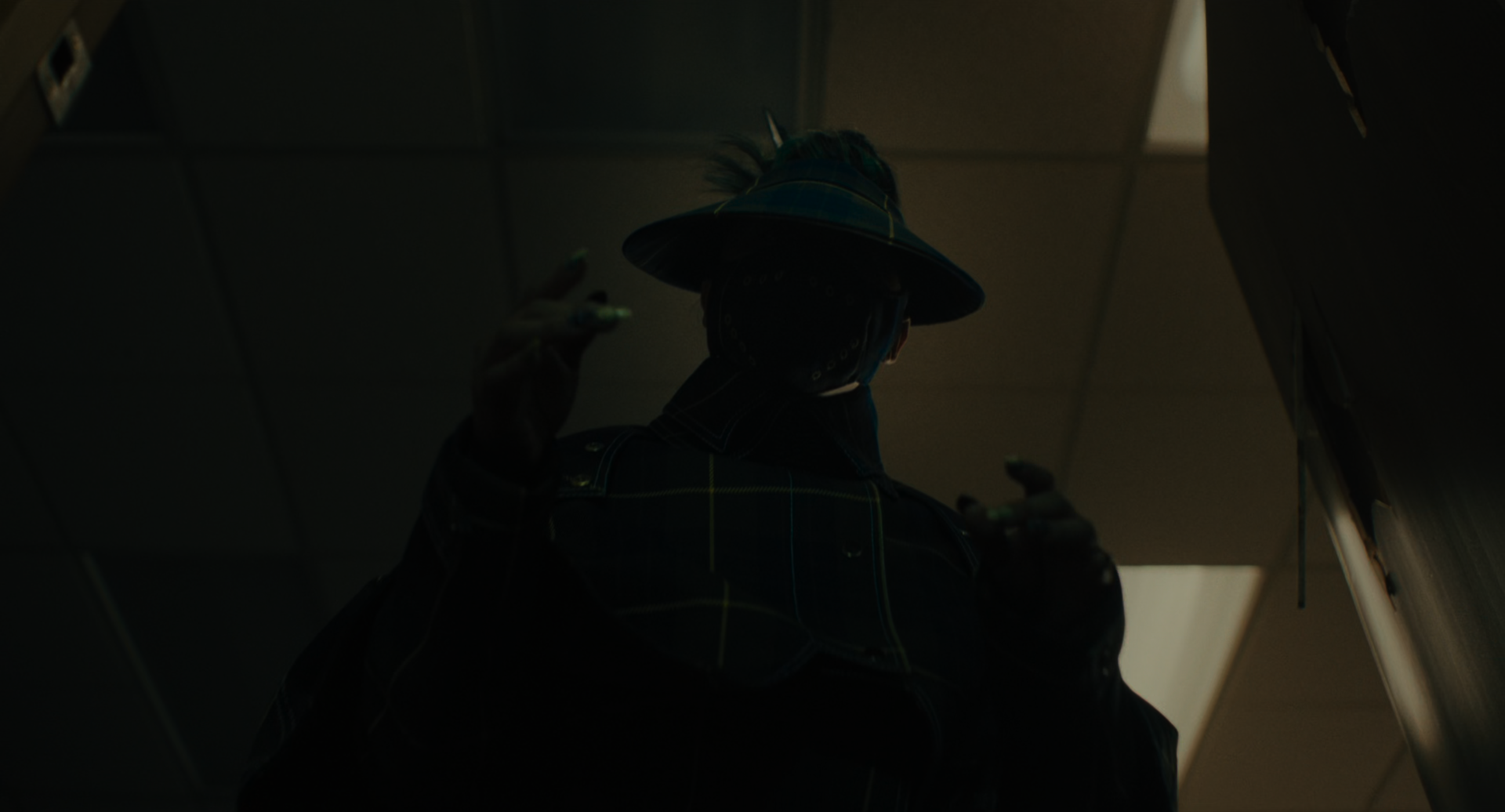 EEAAO Screenshot- Jobu in a dramatic near silhouette, wearing the tartan ensemble, her claws out